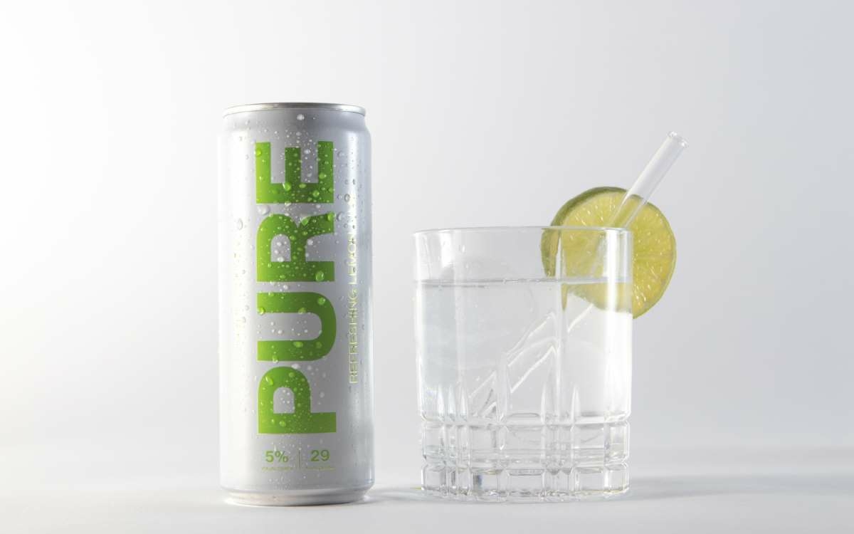 Drei Studenten an der Uni Bayreuth, eine gemeinsame Idee: So hat es PURE Hard Seltzer in die Supermarktregale geschafft.  Foto: PURE Hard Seltzer