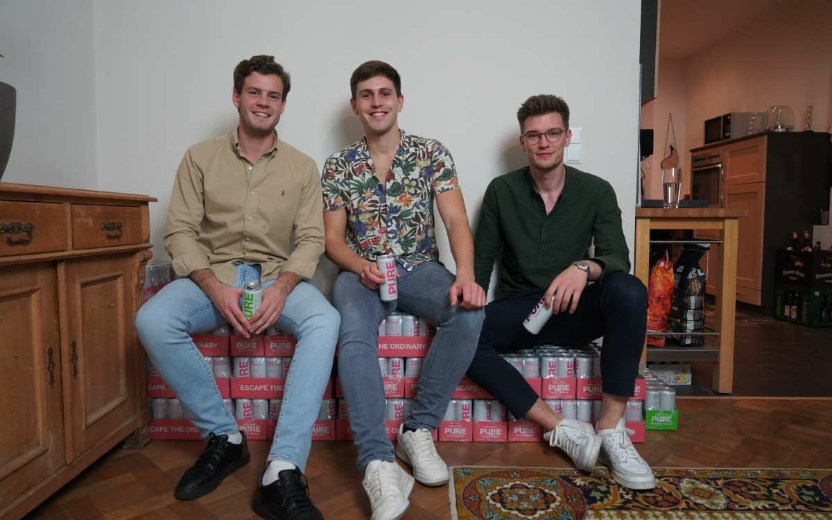 Drei Studenten an der Uni Bayreuth, eine gemeinsame Idee: So hat es PURE Hard Seltzer in die Supermarktregale geschafft.  Foto: PURE Hard Seltzer