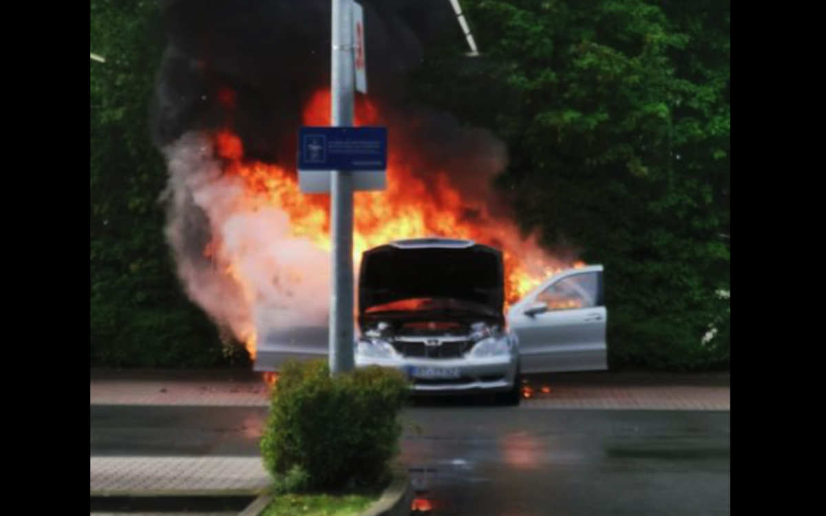 In der Spinnereistraße in Bayreuth hat ein Auto gebrannt. Feuerwehr und Polizei sind vor Ort. Foto: Privat