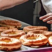 So werden echte fränkische Küchle gemacht. Foto: Alexandra Baier