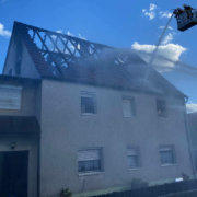 Am Samstagnachmittag (22. Mai) ist ein Haus in Gößweinstein Opfer eines Brandes geworden. Bild: NEWS5/Merzbach