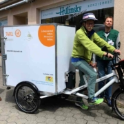 Samstagmittag (22.Mai) ging es mit dem neuen Lastenrad auf die erste Abholrunde: Felix Weidner (links) und Alfred Stritzl (rechts) von der Tafel Bayreuth mit Tafel-Vorstandsmitglied und Fahrer Klaus Wührl-Struller. Bild: Jürgen Lenkeit