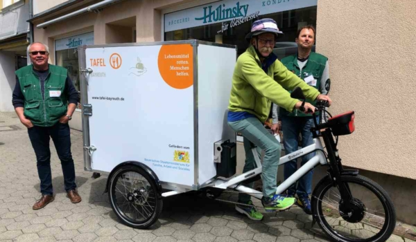 Samstagmittag (22.Mai) ging es mit dem neuen Lastenrad auf die erste Abholrunde: Felix Weidner (links) und Alfred Stritzl (rechts) von der Tafel Bayreuth mit Tafel-Vorstandsmitglied und Fahrer Klaus Wührl-Struller. Bild: Jürgen Lenkeit