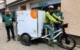 Samstagmittag (22.Mai) ging es mit dem neuen Lastenrad auf die erste Abholrunde: Felix Weidner (links) und Alfred Stritzl (rechts) von der Tafel Bayreuth mit Tafel-Vorstandsmitglied und Fahrer Klaus Wührl-Struller. Bild: Jürgen Lenkeit