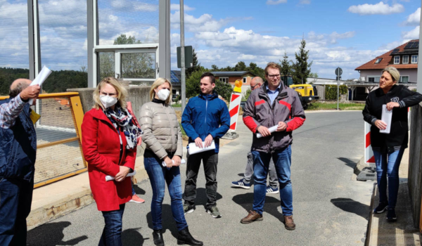 Anwohner in Neudorf bei Pegnitz klagen über Lärm der Autobahn. Silke Launert (CSU) war vor Ort. Foto: Silke Launert