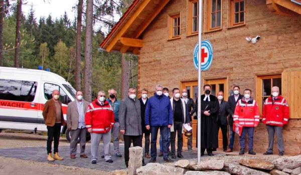 Neue Wasserrettung am Fichtelsee - v.l.n.r.: Hans Joachim Seibel (Vorsitzender der Kreiswasserwacht Bayreuth), Peter Maisel (Vorstandsvorsitzender des BRK Kreisverbandes Bayreuth), Markus Ruckdeschel (Kreisgeschäftsführer des BRK Kreisverbandes Bayreuth), Thomas Ebersberger (OB Stadt Bayreuth), Sebastian Voit (Bgm. Fichtelberg) und Klaus Bauer (Kreisrat LK Bayreuth, Stv. Landrat Bayreuth). Bild: BRK Kreisverband Bayreuth