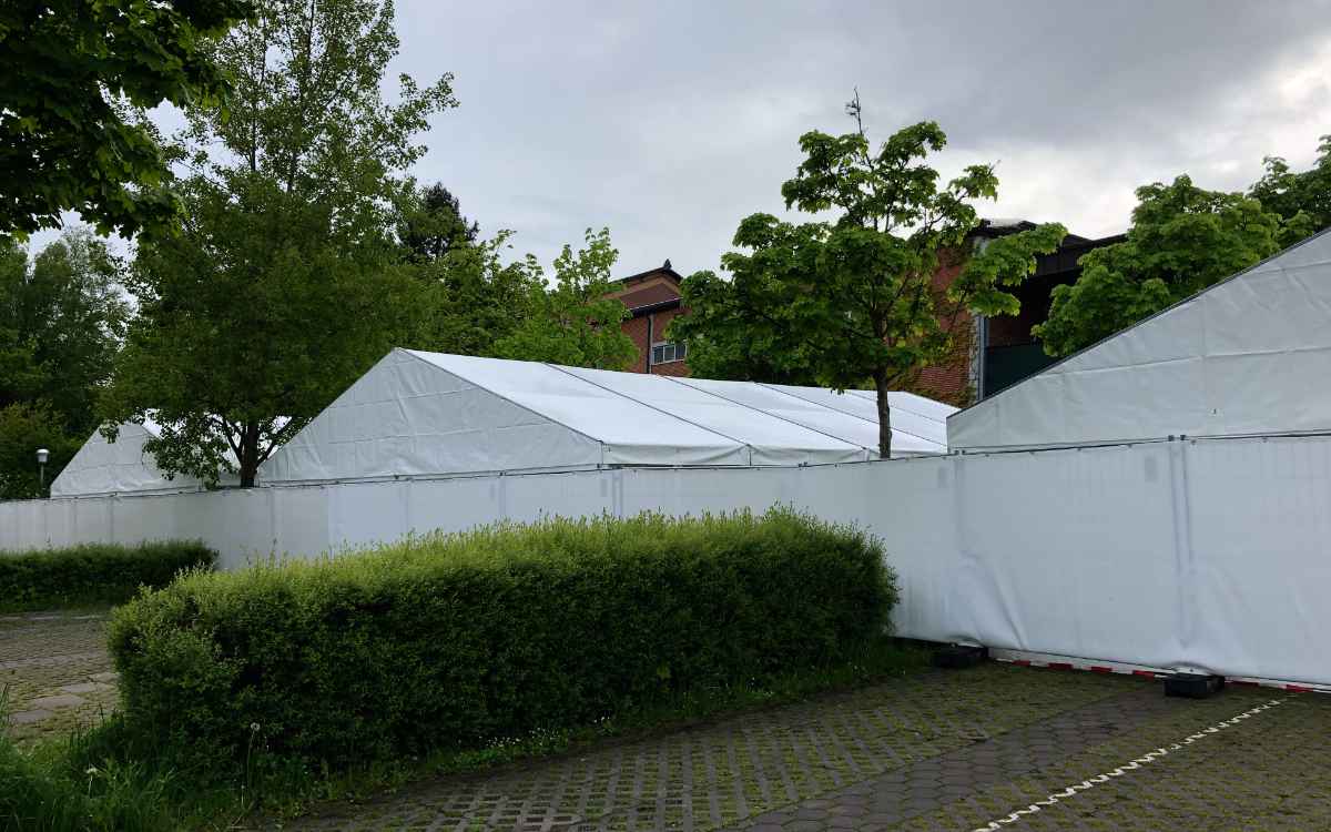 Der Zeltbereich der Bayreuther Festspiele aus Perspektive der Tannhäuserstraße. Bild: Jürgen Lenkeit