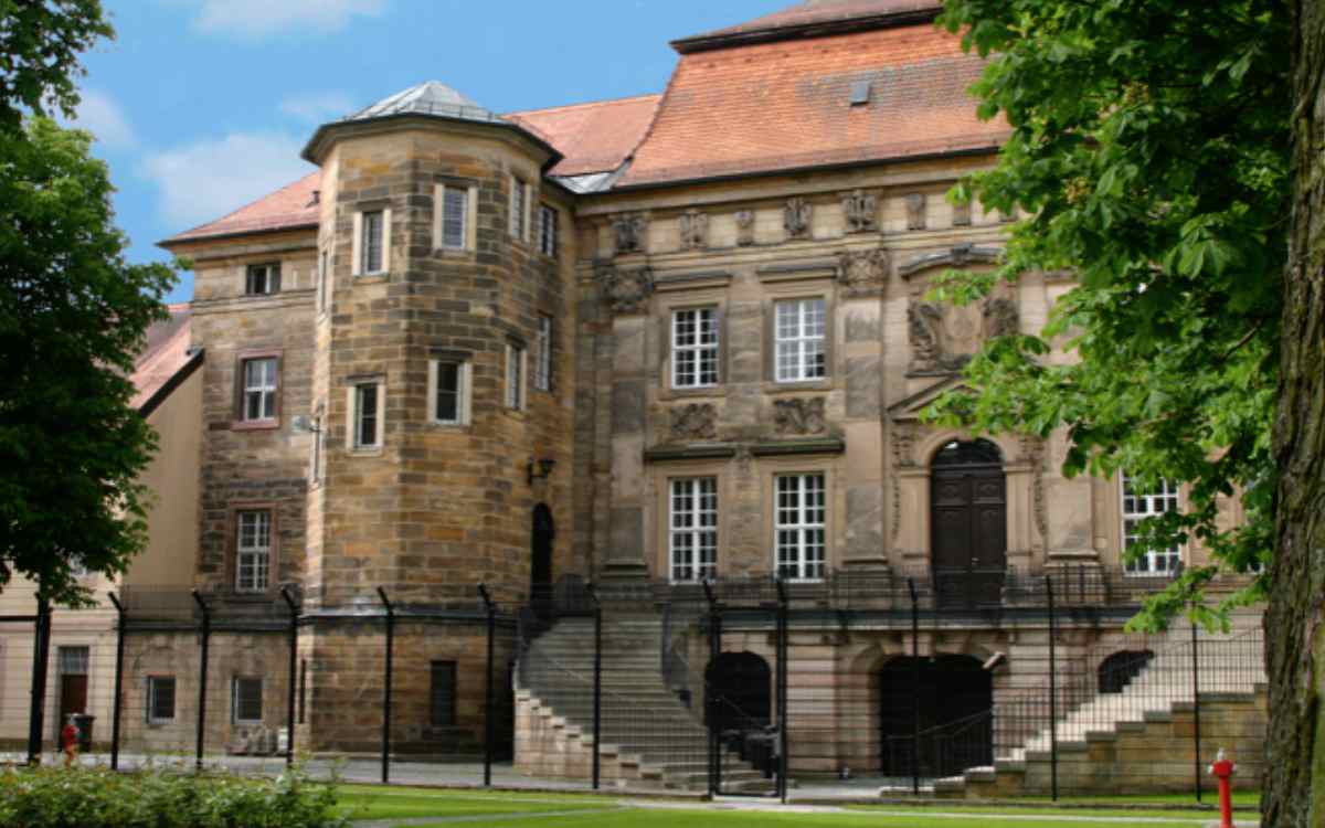 Gefängnis in Bayreuth: Der Innenhof von Haus F - dem Ordensschloss in der Bernecker Straße. Bild: Bayerisches Staatsministerium der Justiz