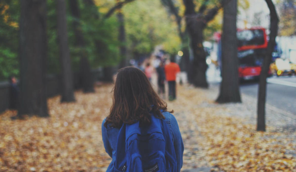 Auf dem Weg zur Schule wurde ein zehnjähriger Junge in Hof angefahren. Die Polizei entdeckte das Kind dann humpelnd. Symbolbild: pixabay