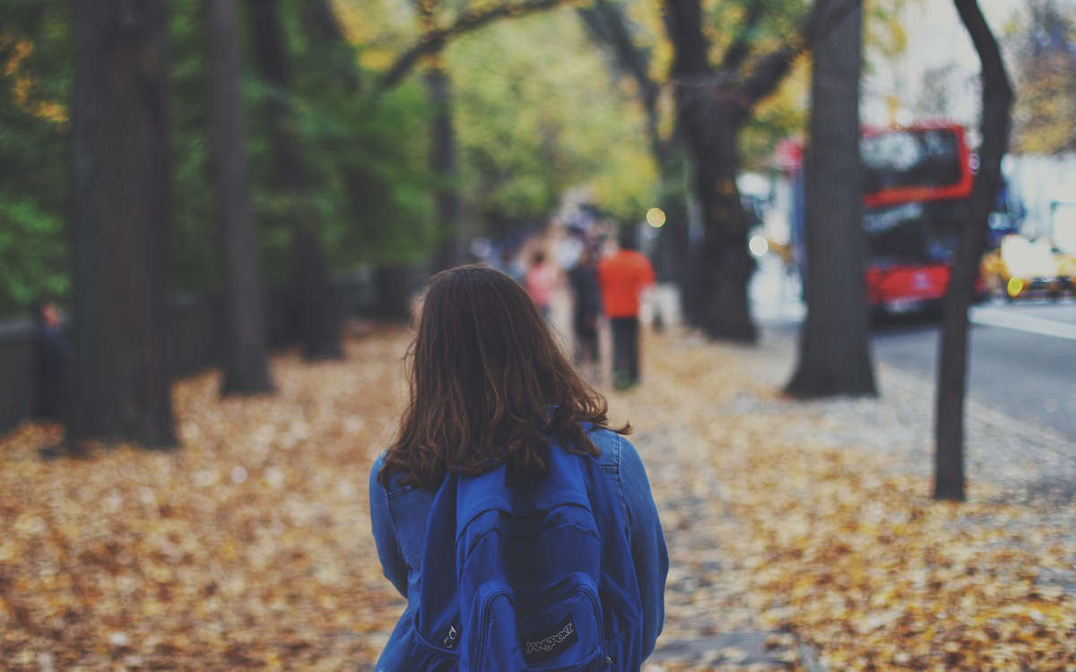 Auf dem Weg zur Schule wurde ein zehnjähriger Junge in Hof angefahren. Die Polizei entdeckte das Kind dann humpelnd. Symbolbild: pixabay