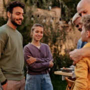 Kontaktbeschränkungen werden in Bayern gelockert. Ab dem 7. Juni gelten neue Regeln. Symbolbild: pexels/Askar Abayev