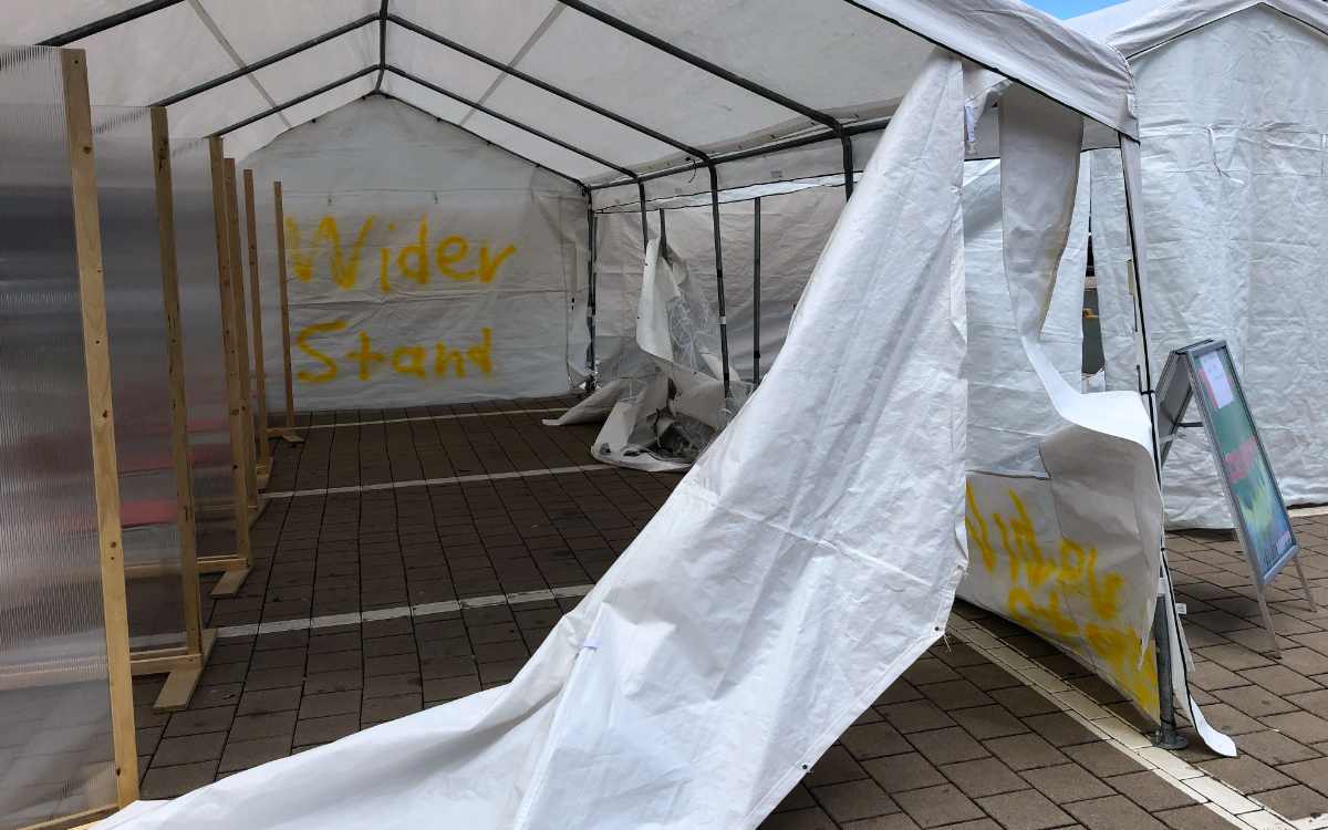 Die Corona-Teststation am Media Markt in Bayreuth wurde von Vandalen beschädigt - womöglich mit einem Messer. Bild. Jürgen Lenkeit