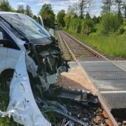 In Bayreuth wurde ein Kleintransporter bei einer Kollision mit einem Zug vorne total zerstört. Foto: News 5 / Kettel