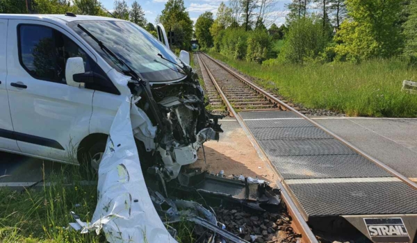 In Bayreuth wurde ein Kleintransporter bei einer Kollision mit einem Zug vorne total zerstört. Foto: News 5 / Kettel