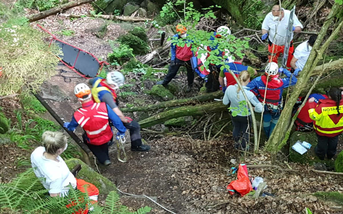 Schwerer Unfall von Wanderer im Kreis Bayreuth: Die Bergwacht Fichtelgebirge musste den Verletzten aufwändig bergen. Foto: Bergwacht Fichtelgebirge