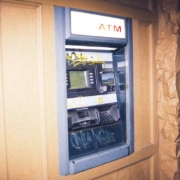 Teile des gesprengten Tresors eines Geldautomaten in Kemmern sind mittlerweile gefunden worden. Symbolbild: Unsplash/Erik Mclean