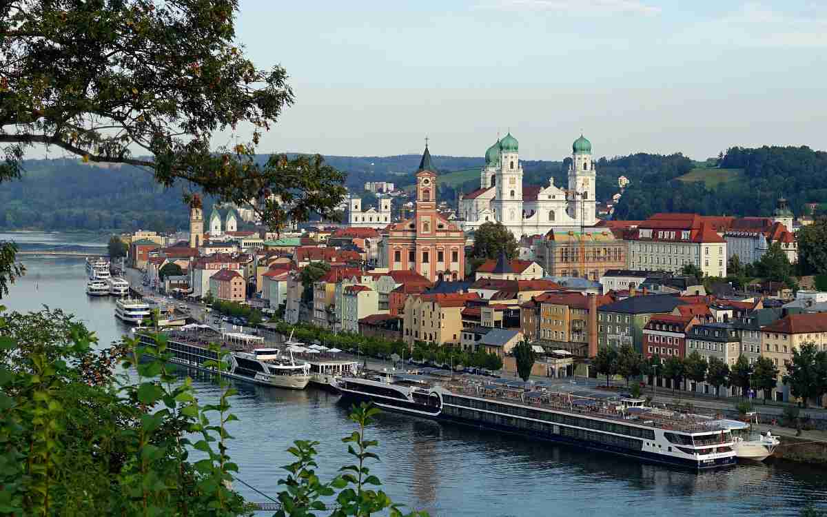 Urlaub in Deutschland und Österreich? Donaukreuzfahrten ab Passau kann man auch in Reisebüros in Bayreuth buchen. Symbolbild: Pixabay