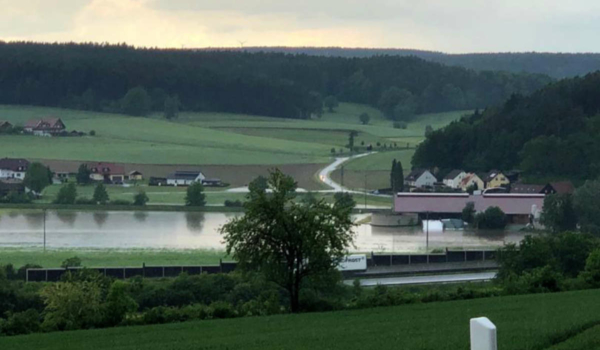 Im Bindlacher Ortsteil Gemein ist ein Bauernhof nach dem Starkregen teilweise überschwemmt worden. Bild: Bayreuther Tagblatt