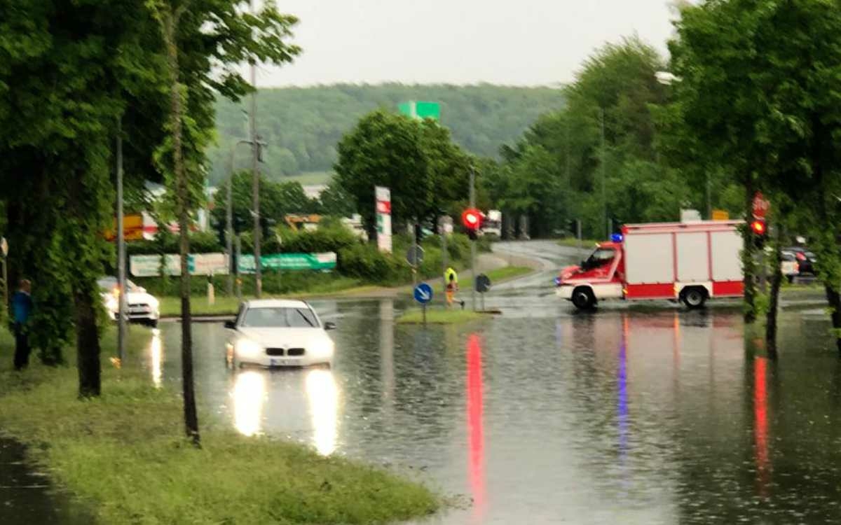 Überschwemmun in Bindlach: An der Bindlacher Straße zwischen Autobahnbrücke und BayWa war die Feuerwehr im Einsatz. Bild: Bayreuther Tagblatt