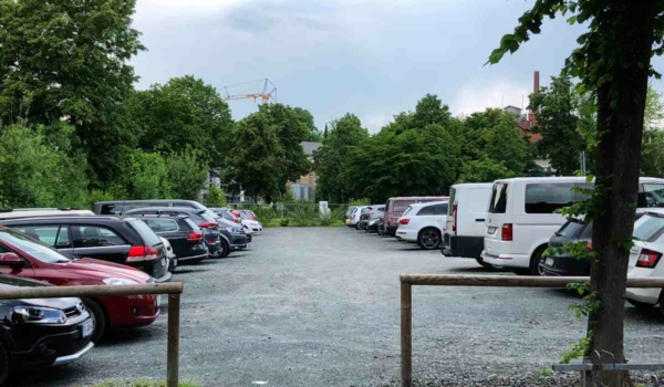 Die Stadtwerke Bayreuth wollen den Schotterparkplatz Am Sendelbach sowie das Gebiet Kulmbacher Straße einer Sanierung unterziehen. Dazu wird es am 1. Oktober 2021 ein Informationsgespräch geben. Archivbild: Jürgen Lenkeit