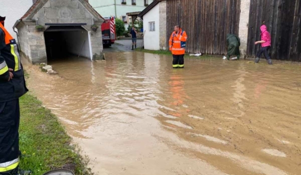 Seit Freitag (5. Juni 2021) ist die Feuerwehr Dressendorf im Landkreis Bayreuth im Einsatz gegen die derzeitigen Unwetter in der Region. Foto: Feuerwehr Dressendorf (Facebook)