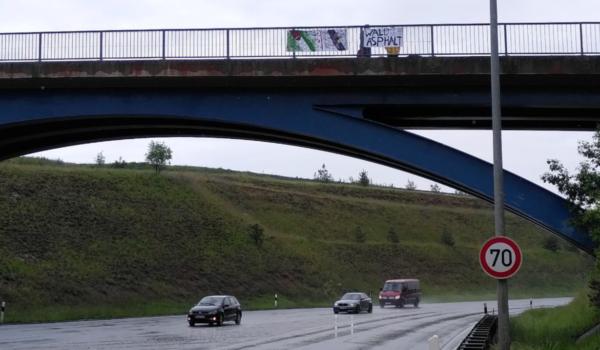 Am Wochenende (5./6.6.2021) hat die Ortsgruppe Bayreuth von Fridays for future an der B85 mit einer klaren Botschaft Autofahrer aufgerüttelt. Foto: privat