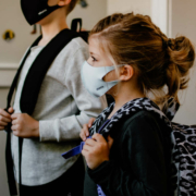 Der bayerische Ministerpräsident Markus Söder will auch für Kinder ab zwölf Jahren eine Impfpflicht. Symbolbild: Unsplash/Kelly Sikkema