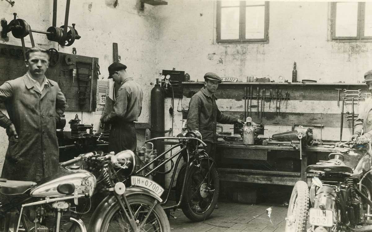 Der junge Hans Nützel in seiner Motorrad-Werkstatt. Foto: Motor-Nützel