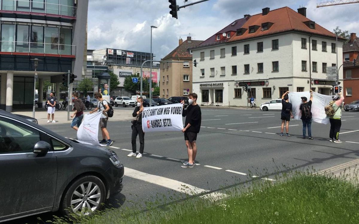 Mit einer Blitzaktion haben Klimaaktivisten in Bayreuth am Samstag (12.6.2021) an mehreren Stellen auf ihre Ziele aufmerksam gemacht. Foto: privat