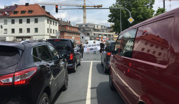 Mit einer Blitzaktion haben Klimaaktivisten in Bayreuth am Samstag (12.6.2021) an mehreren Stellen auf ihre Ziele aufmerksam gemacht. Foto: privat