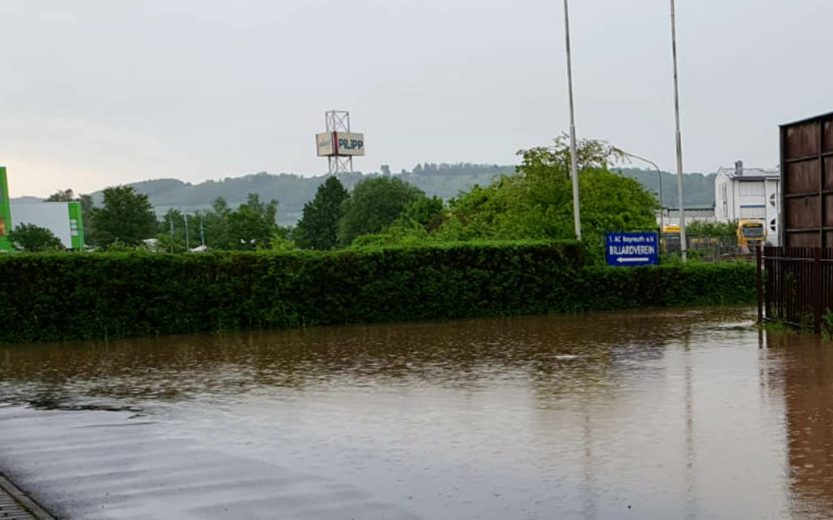 Hochwasser in Bindlach: Der Hof des Billardvereins steht größtenteils unter Wasser. Bild: privat