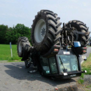 Bei einem Unfall im Landkreis Kulmbach hat sich ein Traktor überschlagen und ist auf dem Dach liegengeblieben. Bild: Polizeiinspektion Stadtsteinach