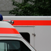 Ohnmächtig im Auto: In Münchberg wurde ein regungsloser Mann aus dem Auto auf einem Supermarktparkplatz gerettet. Symbolbild: Pixabay