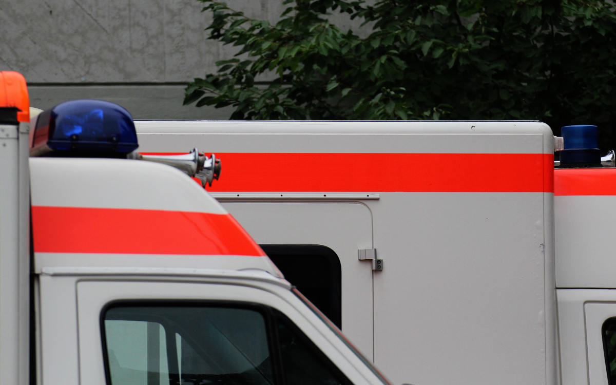 Ohnmächtig im Auto: In Münchberg wurde ein regungsloser Mann aus dem Auto auf einem Supermarktparkplatz gerettet. Symbolbild: Pixabay