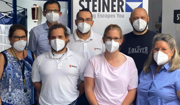 Impfen bei Steiner-Optik: V.l.n.r.: Katharina Wagner (Mitglied der Arbeitnehmervertretung), Berthold Krug (Director Finance/Controlling), zwei Mitglieder des Impfteams der Malteser, ein Mitglied des Teams der Betriebsärztin, Christian Meyer (Teamleiter Malteser) und Betriebsärztin Dr. Inge Sperl-Hümmer. Bild: Steiner-Optik GmbH