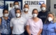 Impfen bei Steiner-Optik: V.l.n.r.: Katharina Wagner (Mitglied der Arbeitnehmervertretung), Berthold Krug (Director Finance/Controlling), zwei Mitglieder des Impfteams der Malteser, ein Mitglied des Teams der Betriebsärztin, Christian Meyer (Teamleiter Malteser) und Betriebsärztin Dr. Inge Sperl-Hümmer. Bild: Steiner-Optik GmbH