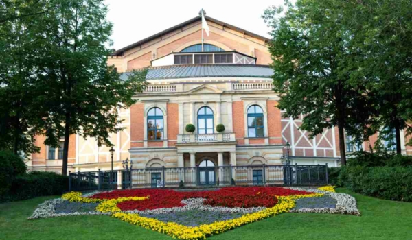 So viele Besucher dürfen zu den Bayreuther Festspielen 2021. Symbolbild: Unsplash/Markus Spiske