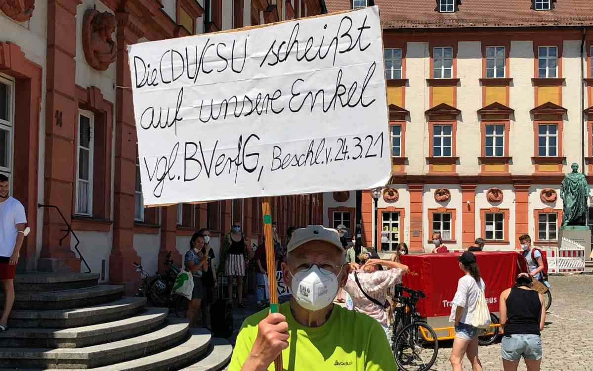 Fridays For Future in Bayreuth lässt auch ältere Mitbürger nicht kalt. Bild: Jürgen Lenkeit