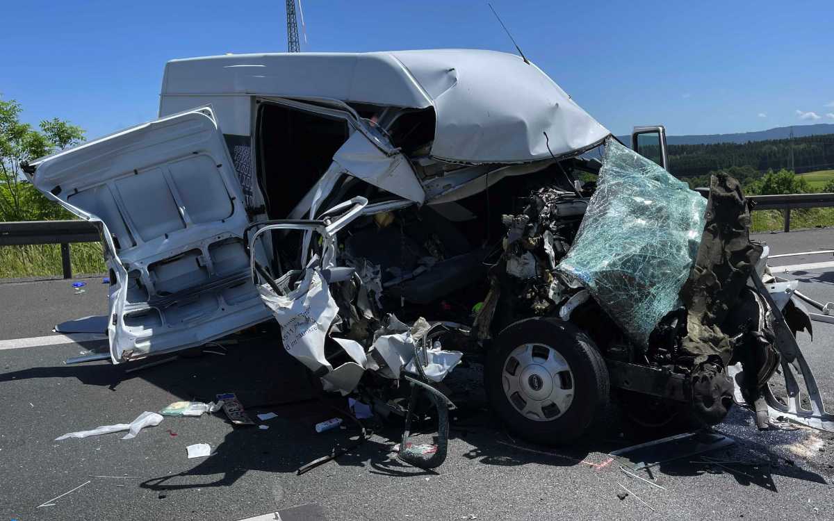 Bei einem Unfall im Landkreis Hof wurden zwei Personen schwer verletzt. Die Autobahn musste gesperrt werden. Foto: News5/Fricke