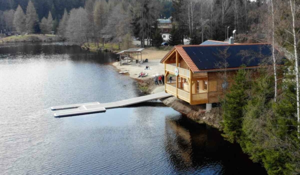 Am Fichtelsee gibt es seit diesem Jahr eine neue Wasserrettungsstation des BRK. Bild: BRK, Kreisverband Bayreuth