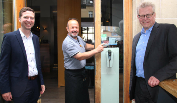 Landrat Florian Wiedemann, DEHOGA-Kreisvorsitzender Engin Gülyaprak (gleichzeitig Inhaber von Engin’s Ponte) und Oberbürgermeister Thomas Ebersberger. Foto: Landratsamt Bayreuth