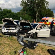 Heftiger Crash bei Selb: Der Unfallverursacher hatte wohl gesundheitliche Probleme. Er und zwei weitere Personen wurden ins Krankenhaus gebracht. Bild: Polizei Marktredwitz