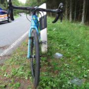 Ein Rennradfahrer wurde bei Presseck leblos neben seinem Rad gefunden. Ein Camper hat dem Mann damit wohl das Leben gerettet. Foto: Polizei Stadtsteinach