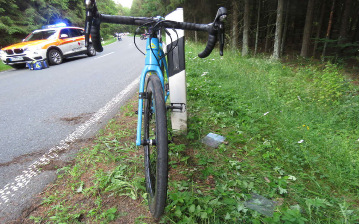 Ein Rennradfahrer wurde bei Presseck leblos neben seinem Rad gefunden. Ein Camper hat dem Mann damit wohl das Leben gerettet. Foto: Polizei Stadtsteinach