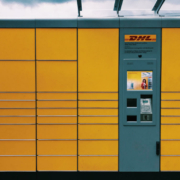 In Gefrees im Landkreis Bayreuth wird eine DHL-Packstation eröffnet. Symbolbild: Unsplash/Jan Antonin Kola