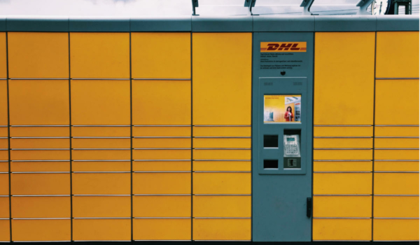 In Gefrees im Landkreis Bayreuth wird eine DHL-Packstation eröffnet. Symbolbild: Unsplash/Jan Antonin Kola