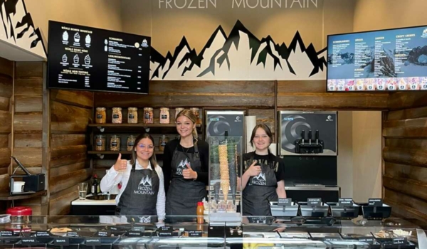 Das Team im Frozen Mountain am Canale Grande in Bayreuth. Foto: Privat