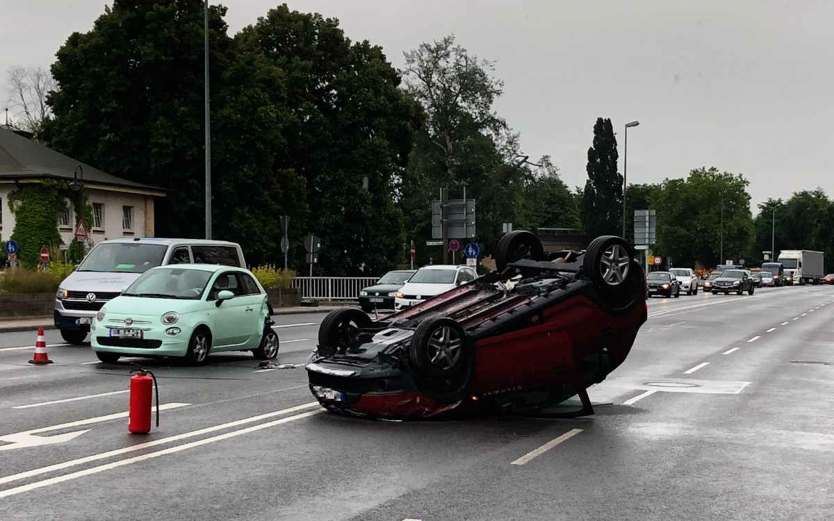 Schwerer Unfall auf dem Hohenzollernring in Bayreuth: Ein Auto wurde auf das Dach geschleudert. Bild: Jürgen Lenkeit