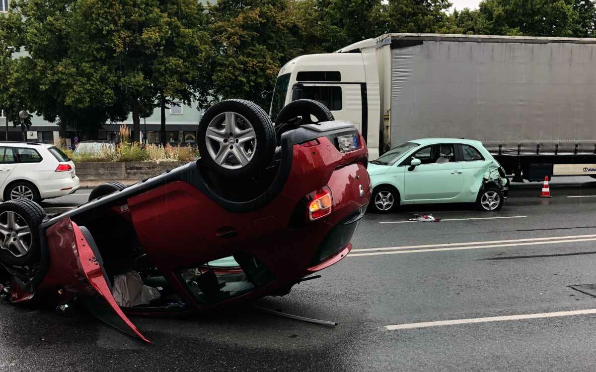 Schwerer Unfall auf dem Hohenzollernring in Bayreuth: Ein Auto wurde auf das Dach geschleudert. Bild: Jürgen Lenkeit