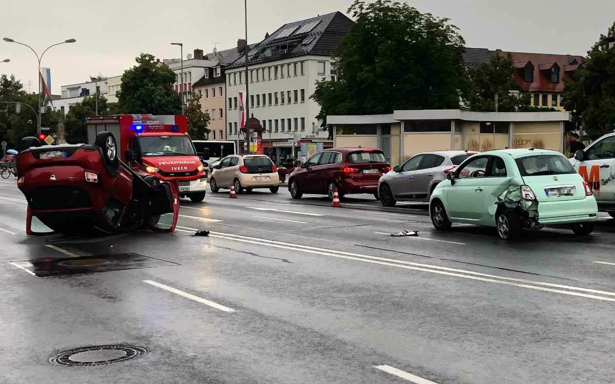 Schwerer Unfall auf dem Hohenzollernring in Bayreuth: Ein Auto wurde auf das Dach geschleudert. Bild: Jürgen Lenkeit